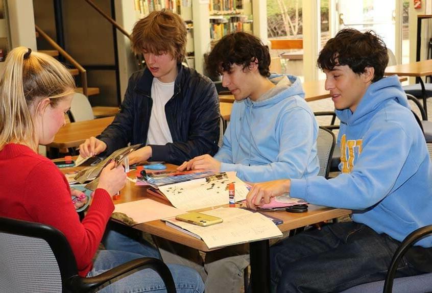 学生 work on mood board project during visit by Camryn加勒特