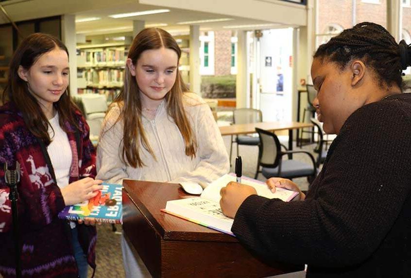 Camryn加勒特 book signing for students